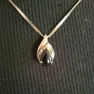 14k Gold 8 Inch Necklace With Onyx Pendant